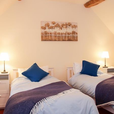 Cream Door Cottage คิดเดอร์มินสเตอร์ ภายนอก รูปภาพ