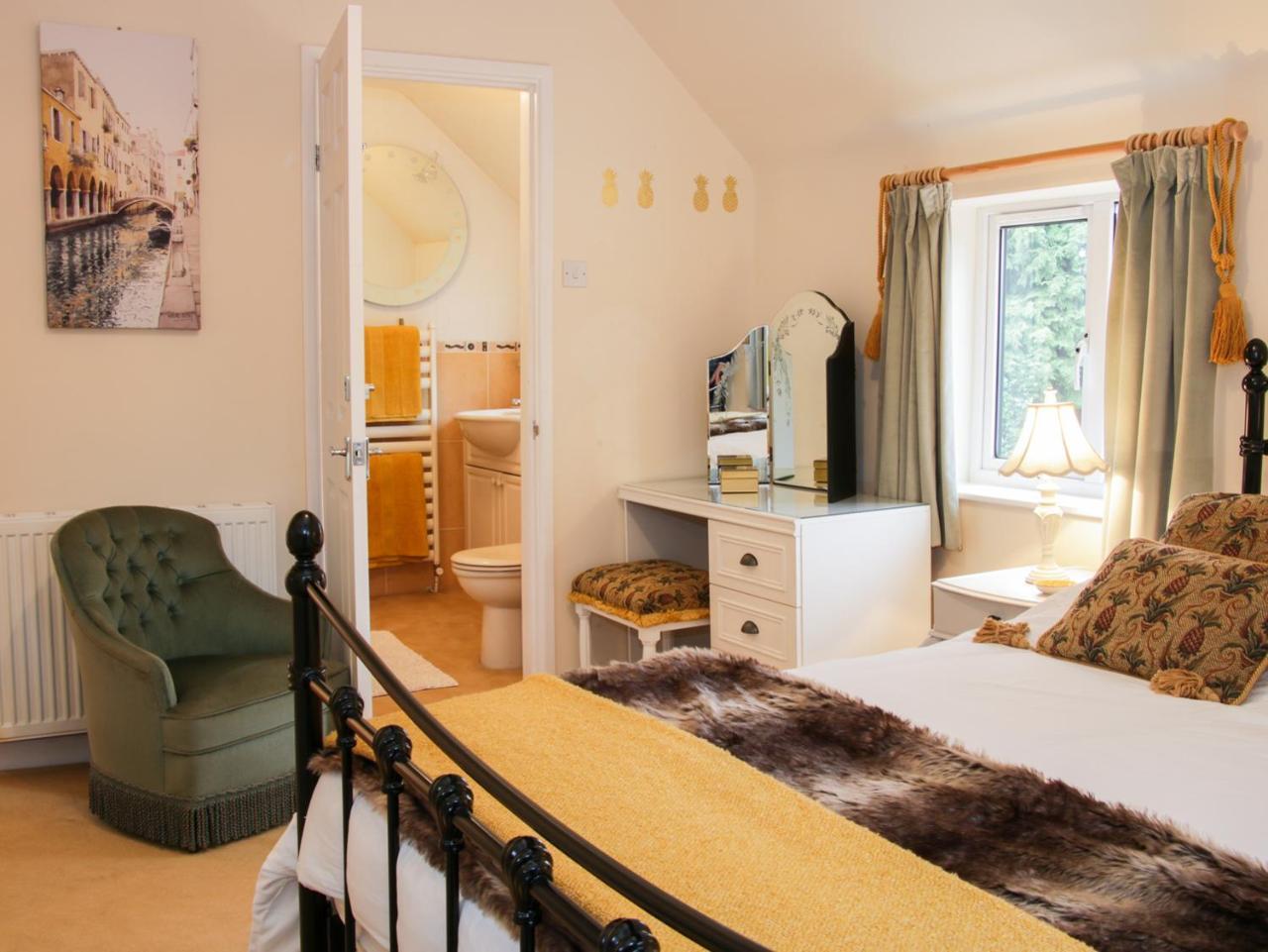 Cream Door Cottage คิดเดอร์มินสเตอร์ ภายนอก รูปภาพ